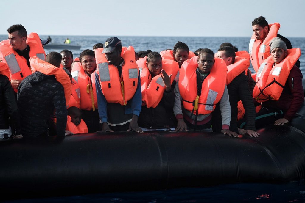 Chiudere tutti i porti funziona: ora i migranti vanno in Spagna