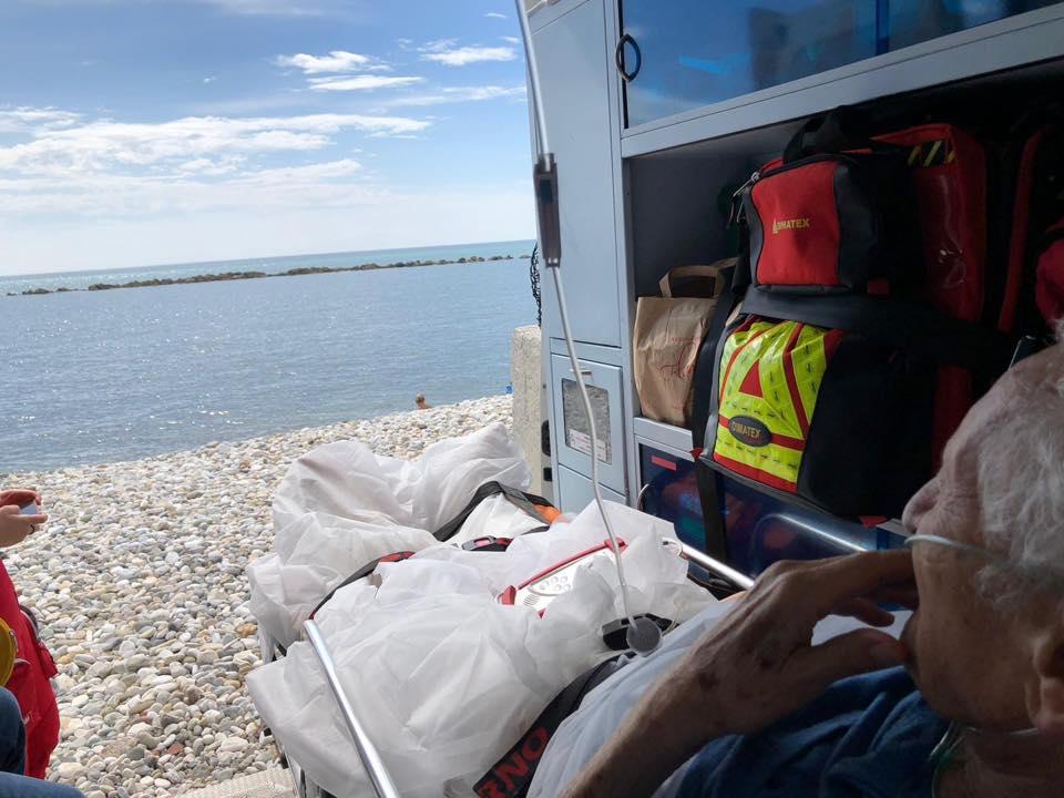 “Vorrei vedere il mare per lʼultima volta”: ambulanza si ferma in spiaggia per esaudire il desiderio di un anziano