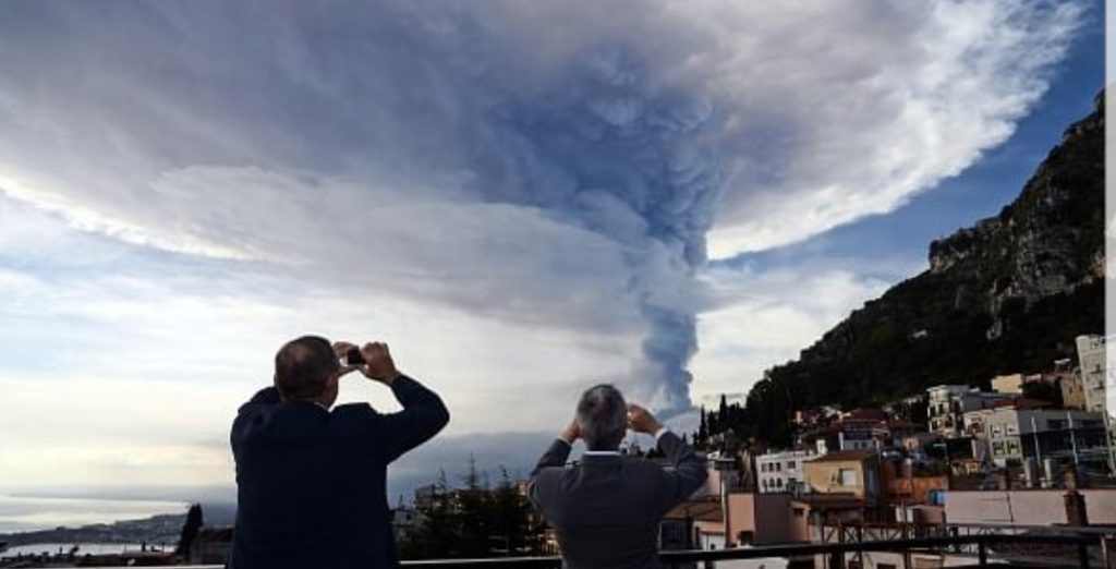 Sicilia, l’Etna sta scivolando verso il mare: si teme uno Tsunami disastroso