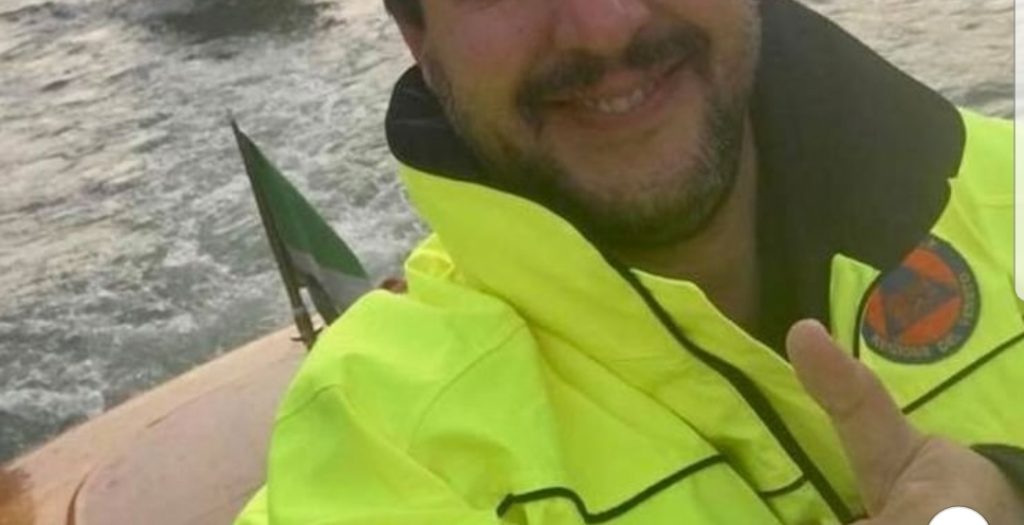 Dodici morti in Sicilia, Salvini posta foto in cui ride e fa il gesto del like: è polemica