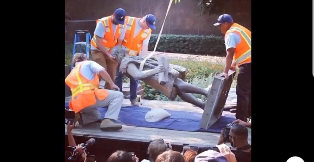 Rimossa statua di Colombo a Los Angeles: “Causò il più grande genocidio della storia”