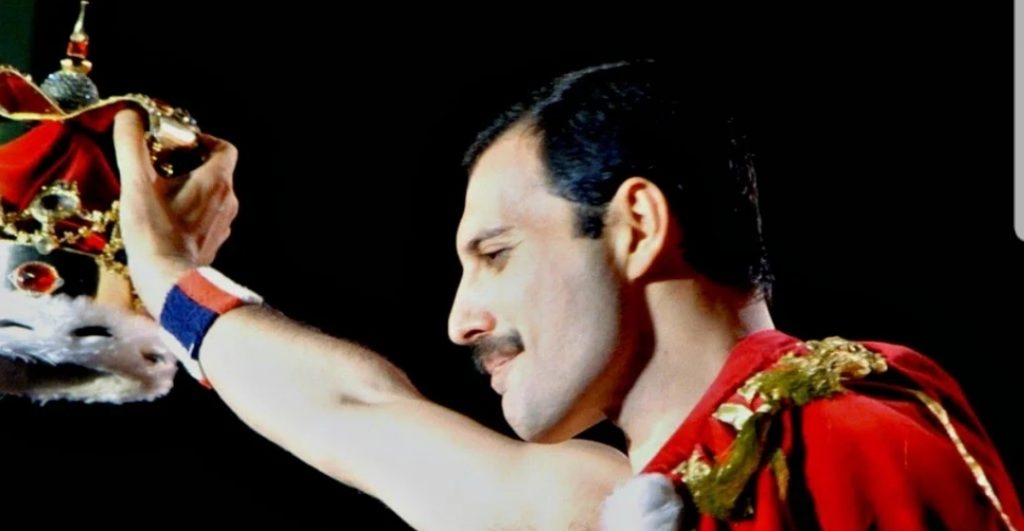 27 anni fa ci lasciava Freddie Mercury: “Ha lasciato una scia che brillerà per generazioni”