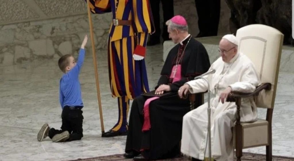 Bimbo sale sul palco durante l’udienza, il Papa: «E’ argentino, indisciplinato». Ma poi si scopre il suo dramma