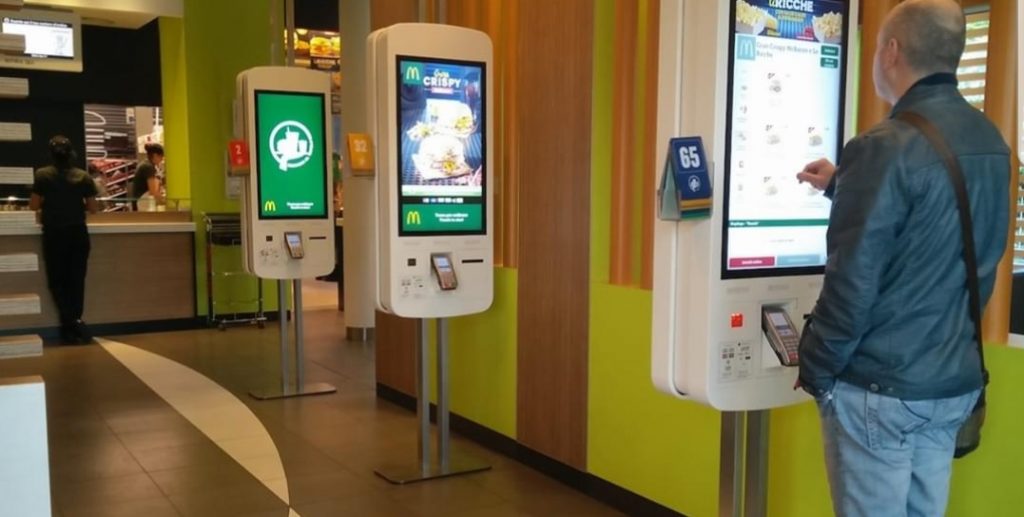 McDonald’s, trovati resti di feci e batteri sui touchscreen