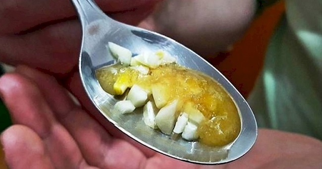 Ecco cosa succede se mangi un cucchiaio di aglio e miele a digiuno per una settimana