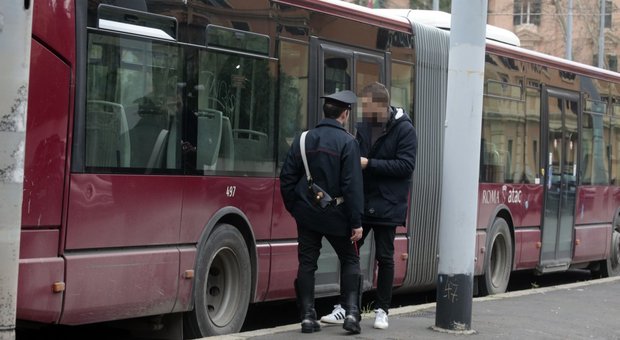 Fanno l’amore sul bus davanti ai passeggeri dopo una notte in discoteca: denunciati un 17enne e una 28enne