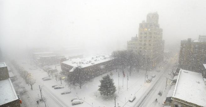Bufera di neve a New York, almeno 8 morti e 400 mila persone al buio
