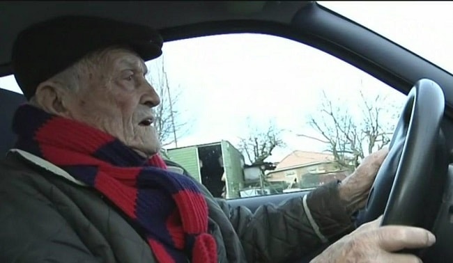 A 102 anni gli rinnovano la patente, Nonno Peppino: “Guidare è la mia passione”
