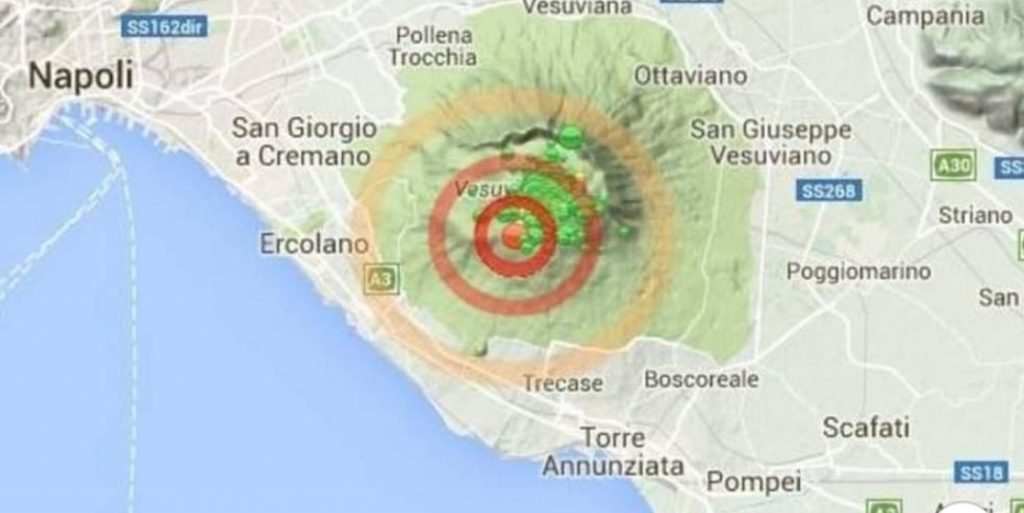Terremoto alle pendici del Vesuvio, gente impaurita nelle strade