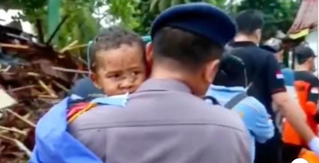 Tsunami Indonesia, bimbo salvato dopo crollo della sua casa: è rimasto 12 ore sotto le macerie