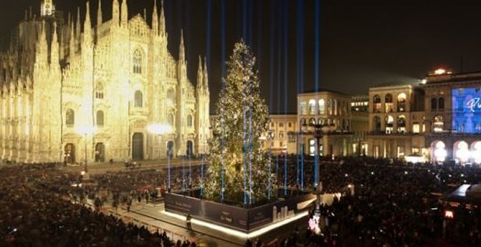 Si accende l’albero di Natale a Piazza Duomo, è uno spettacolo di 40 mila luci – Video