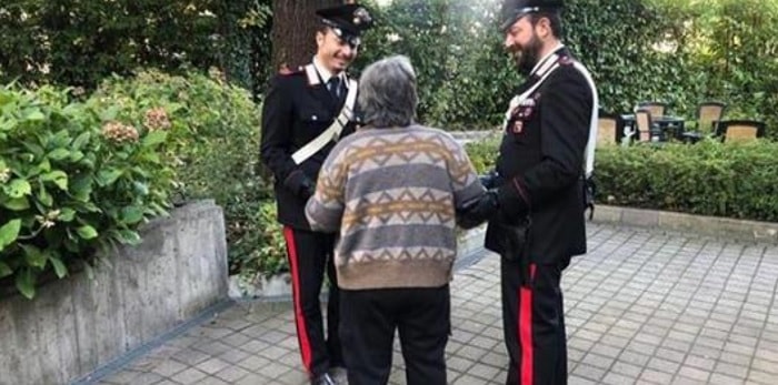 Sola in casa a Natale, 90enne chiama i carabinieri per avere compagnia