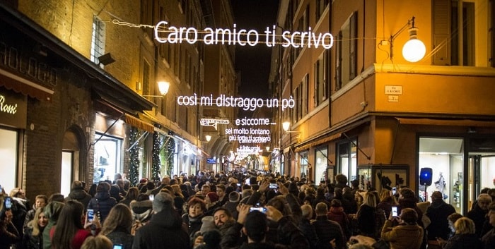A Bologna “sarà tre volte Natale”: le luminarie dedicate a Lucio Dalla