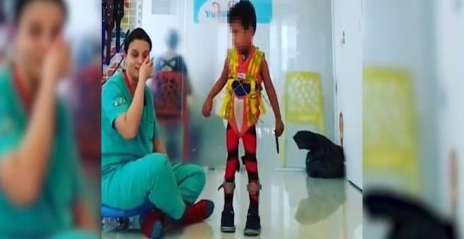 Il bimbo disabile impara a camminare: la sua fisioterapista non riesce a trattenere le lacrime
