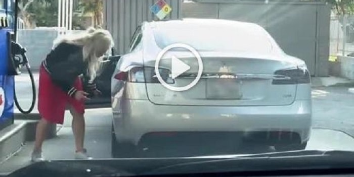 Donna cerca di far rifornimento, ma la sua auto è elettrica: le risate degli altri automobilisti – VIDEO