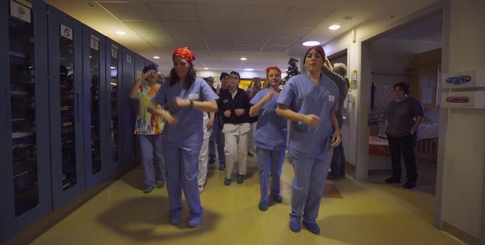 Sorpresa di Natale al Meyer: il flash mob di medici e infermieri per i bimbi malati – VIDEO