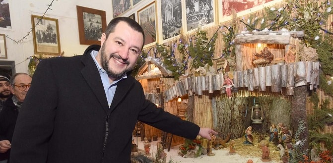 Salvini e i presepi nelle scuole: “Chi tiene Gesù fuori dalle classi non è un educatore”