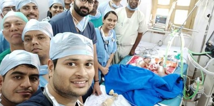 Separate con successo due gemelle siamesi di 3 giorni: selfie dei medici dopo l’intervento