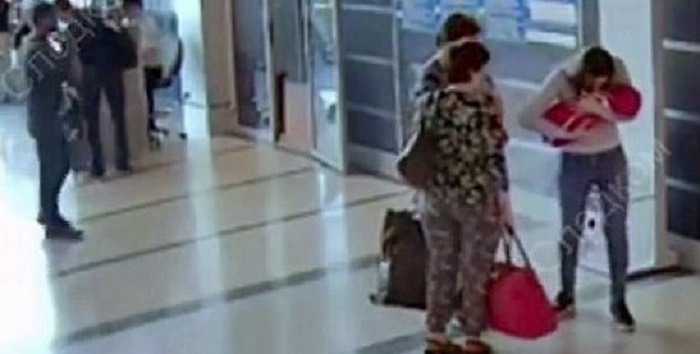 Mamma vende la figlia di 9 giorni per 38 euro: il momento della separazione – Video