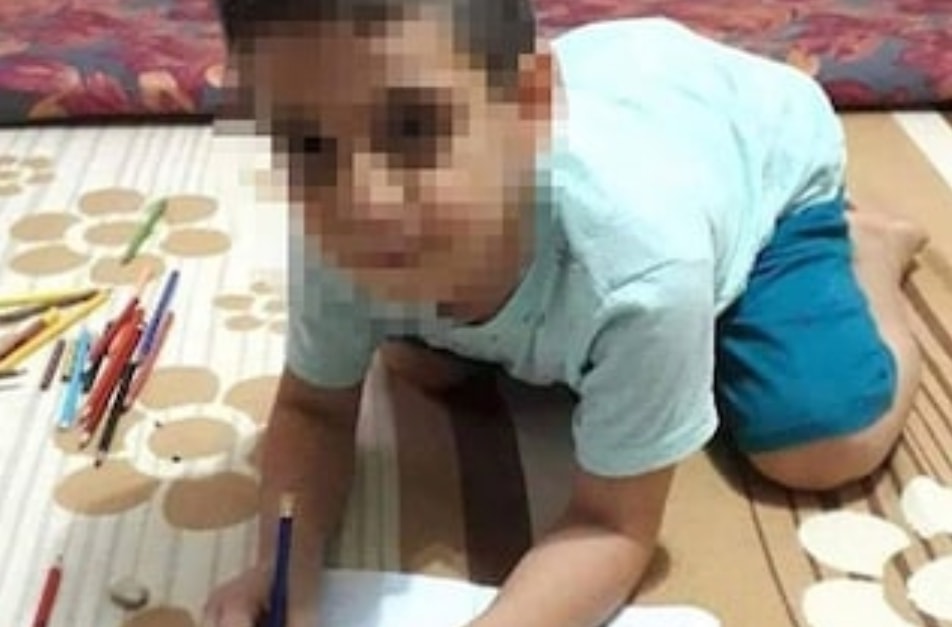 Picchiato dal papà con l’aspirapolvere perchè non fa i compiti: morto a 6 anni