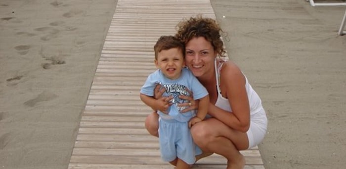 Una madre racconta come un tumore le ha portato via in 9 giorni il figlio di due anni: “Era buio e ti ho lasciato andare”
