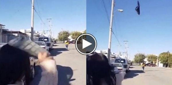 Mamma colpisce la figlia con una ciabatta da 30 metri di distanza – Video