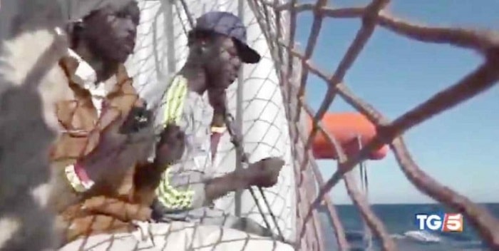 Seawatch, migranti: “Siamo costretti a mangiare riso mentre italiani mangiano arrosto”
