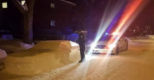 Crea una finta auto con la neve in divieto di sosta: la polizia si ferma per multarlo