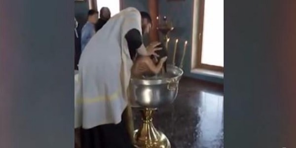 Prete immerge con violenza bimba nella fonte battesimale: “È posseduta da Satana” – Video