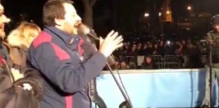 Salvini urla ai contestatori: “Tornate nei centri sociali a drogarvi”