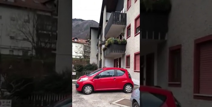Bolzano, “Uè tremone”: prende la rincorsa per sputare al terun e cade dal balcone -Video
