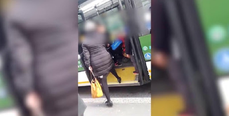 Mamma aggredita sull’autobus: “Picchiata davanti al figlio in passeggino”