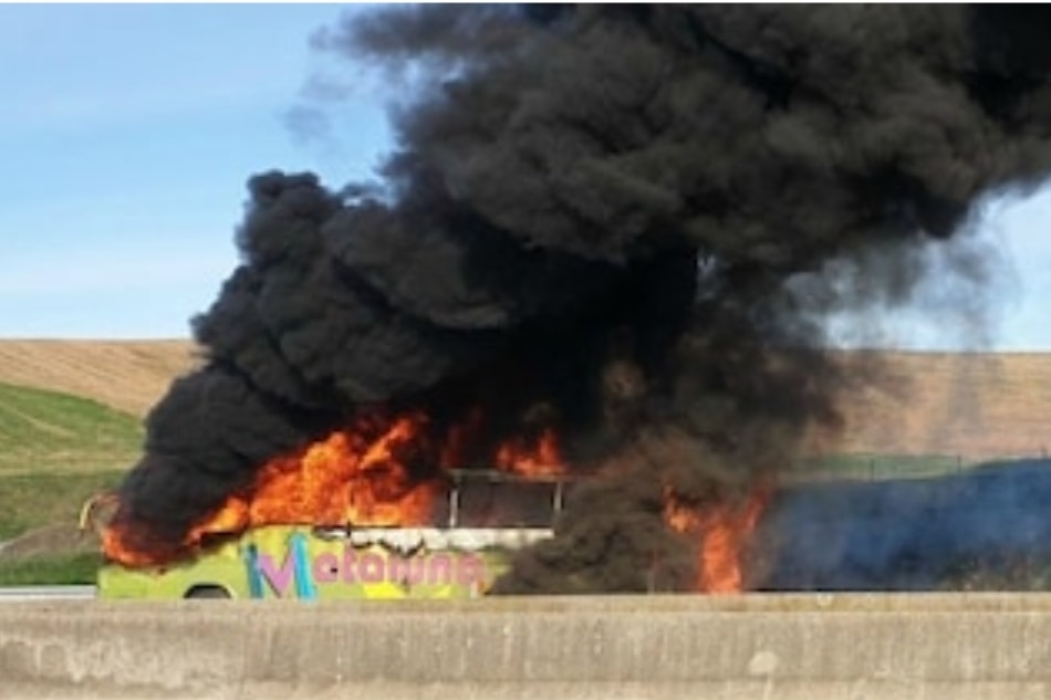 Pullman in fiamme sull’autostrada, studenti fuggono nei campi