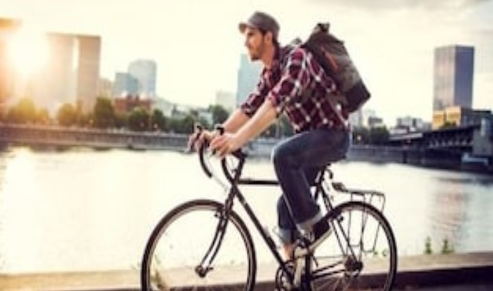 Targa, casco e assicurazione: la legge che riscrive le regole per andare in bici