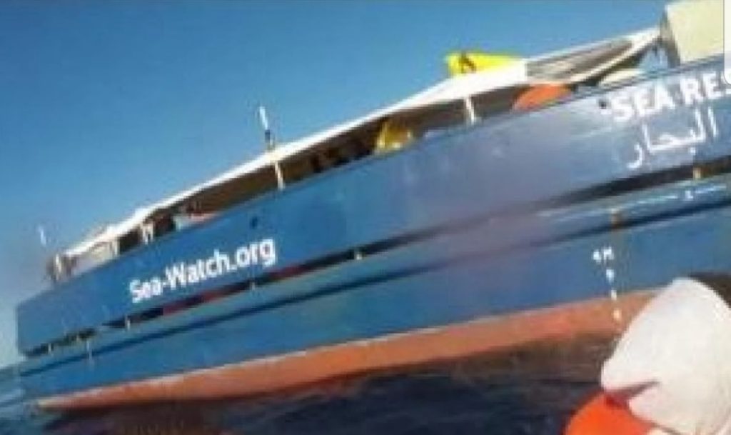 Migranti dirottano Nave mercantile, Salvini: “È un atto di pirateria”