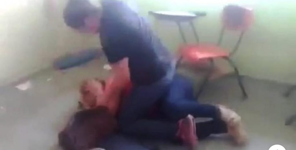 Maestra presa per il collo e sbattuta contro il muro dalla mamma di un’alunna di 4 anni per un rimprovero