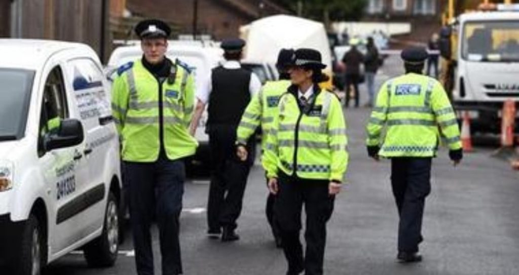 Londra sotto attacco: accoltellati a caso nel centro, 4 feriti in poche ore. Caccia l’uomo