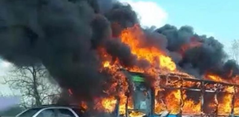 Milano, autista sequestra bus pieno di studenti e gli dà fuoco: “Per i morti in mare”