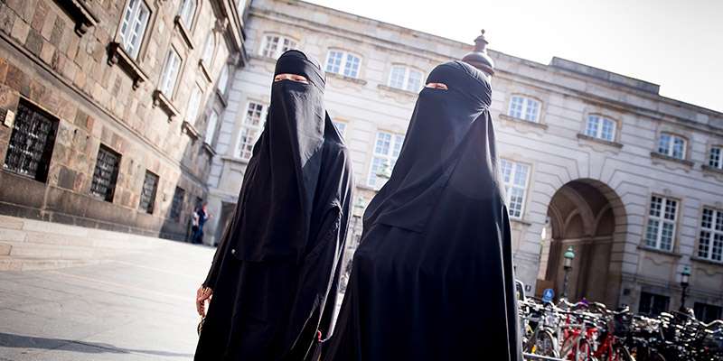 Stop a burqa, niqab e caschi negli uffici pubblici e ospedali: è rivolta sui social