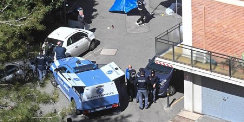 I due bimbi caduti dal balcone e morti a Bologna: erano rinchiusi dentro casa in castigo