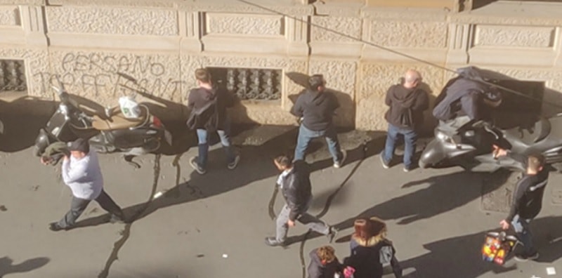 Tifosi tedeschi e la maleducazione a Milano, i residenti: “Ci pisciano sui muri”