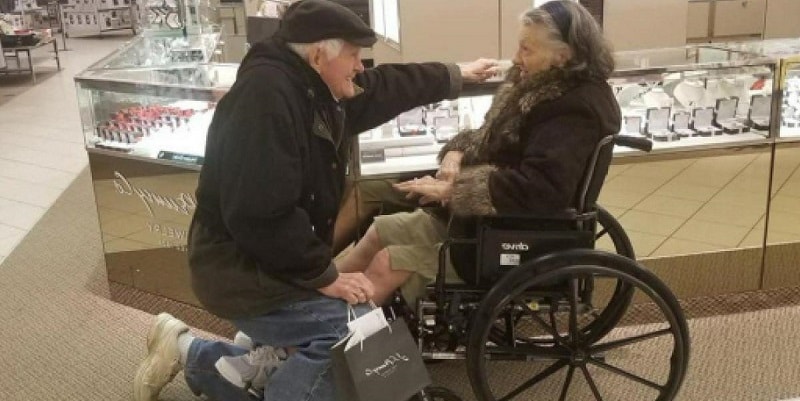 A 85 anni, dopo 63 anni di matrimonio, si inginocchia con l’anello e le chiede di (ri)sposarlo