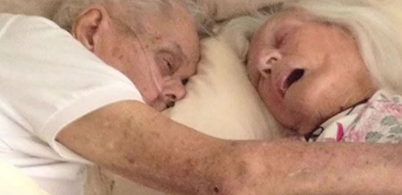 Marito e moglie sposati da 75 anni, muoiono abbracciati insieme
