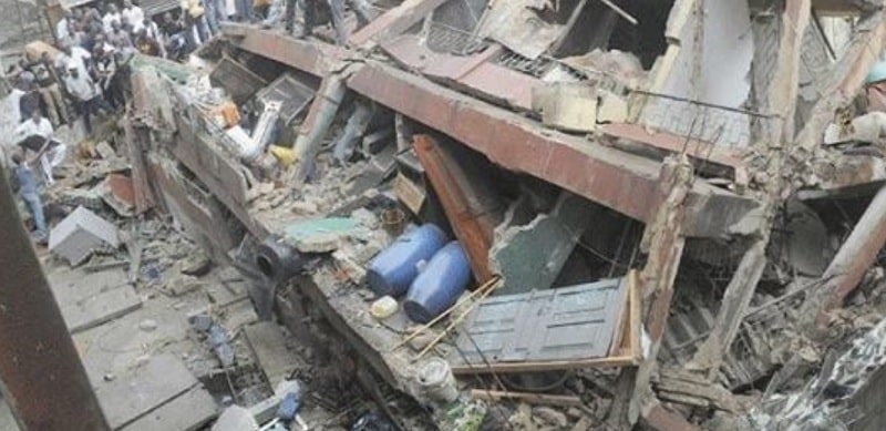 Crolla una scuola di tre piani: molti bimbi sono morti, centinaia ancora sotto le macerie