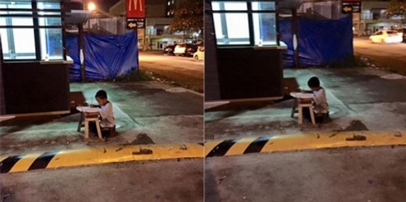 Bimbo senzatetto usa la luce del McDonalds per fare i compiti: la foto che ha commosso il mondo