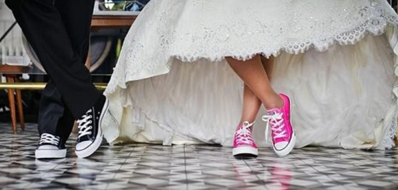 La tendenza più trendy per i matrimoni 2019? Sposarsi in sneakers!