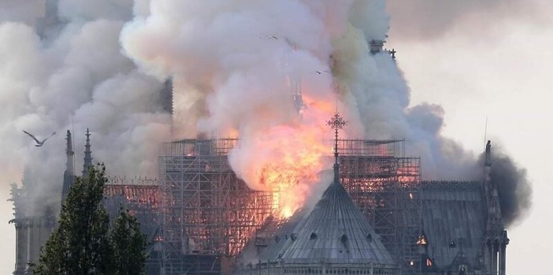 Notre Dame de Paris, crollato il tetto: “Non ne rimarrà nulla”