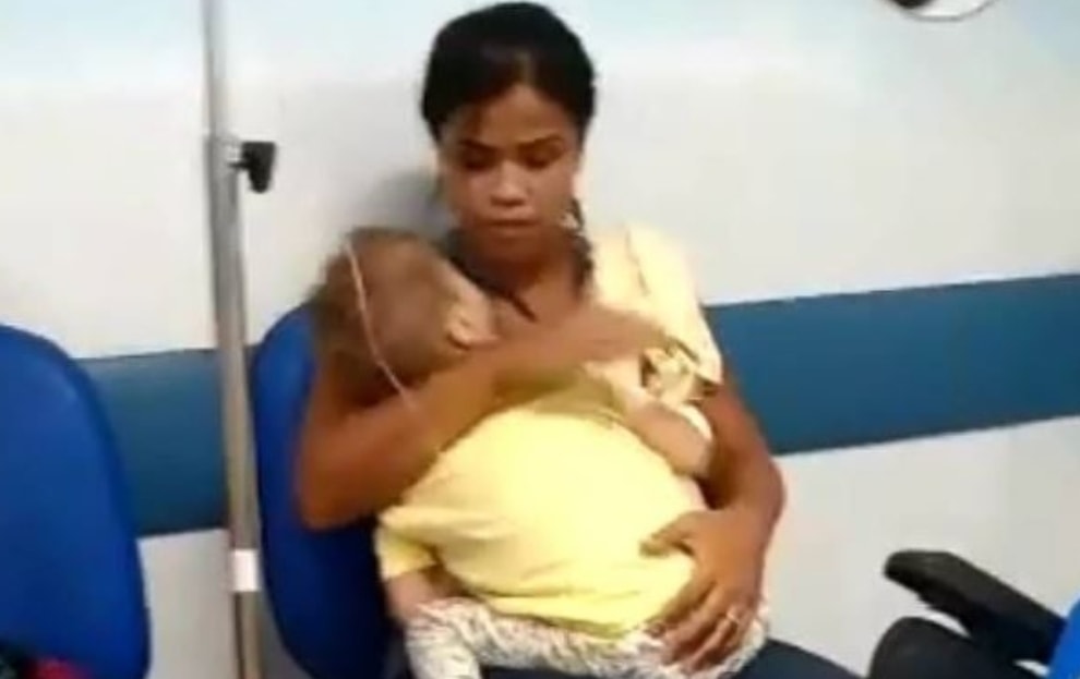Shock al pronto soccorso, bimbo di 5 anni muore dopo 11 ore di attesa in braccio alla madre