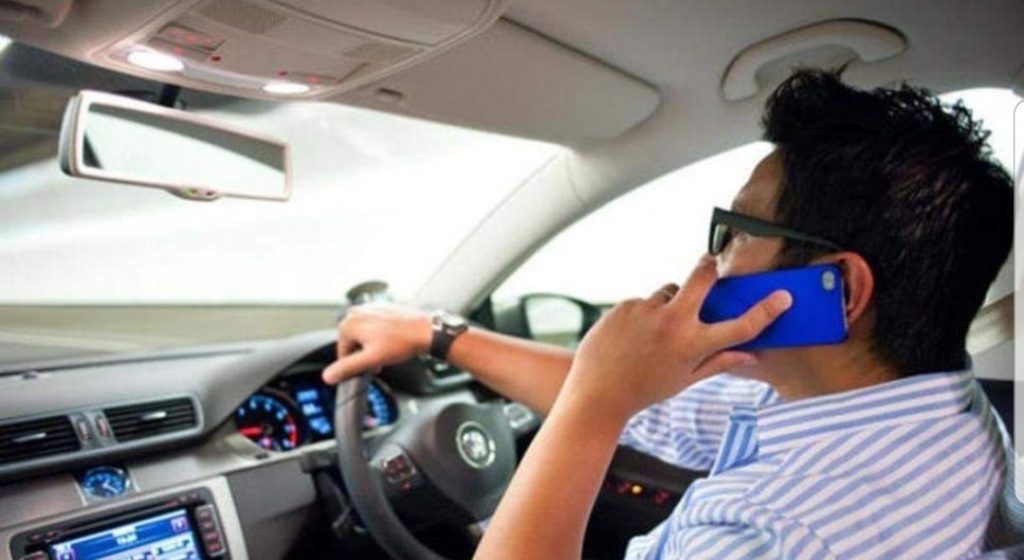 Nuovo codice della strada: patente ritirata due mesi a chi guida al telefono