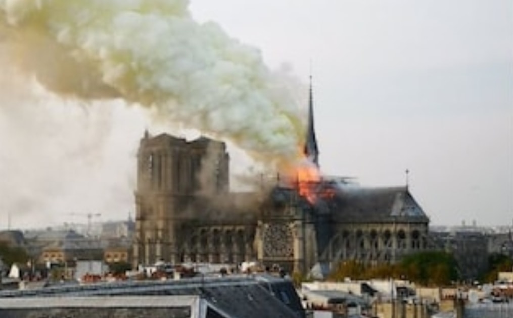 Non ce l’ha fatta a resistere al fuoco: crolla parte della Cattedrale Notre Dame de Paris